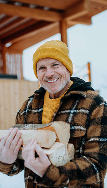 mann holt feuerholz 340x600